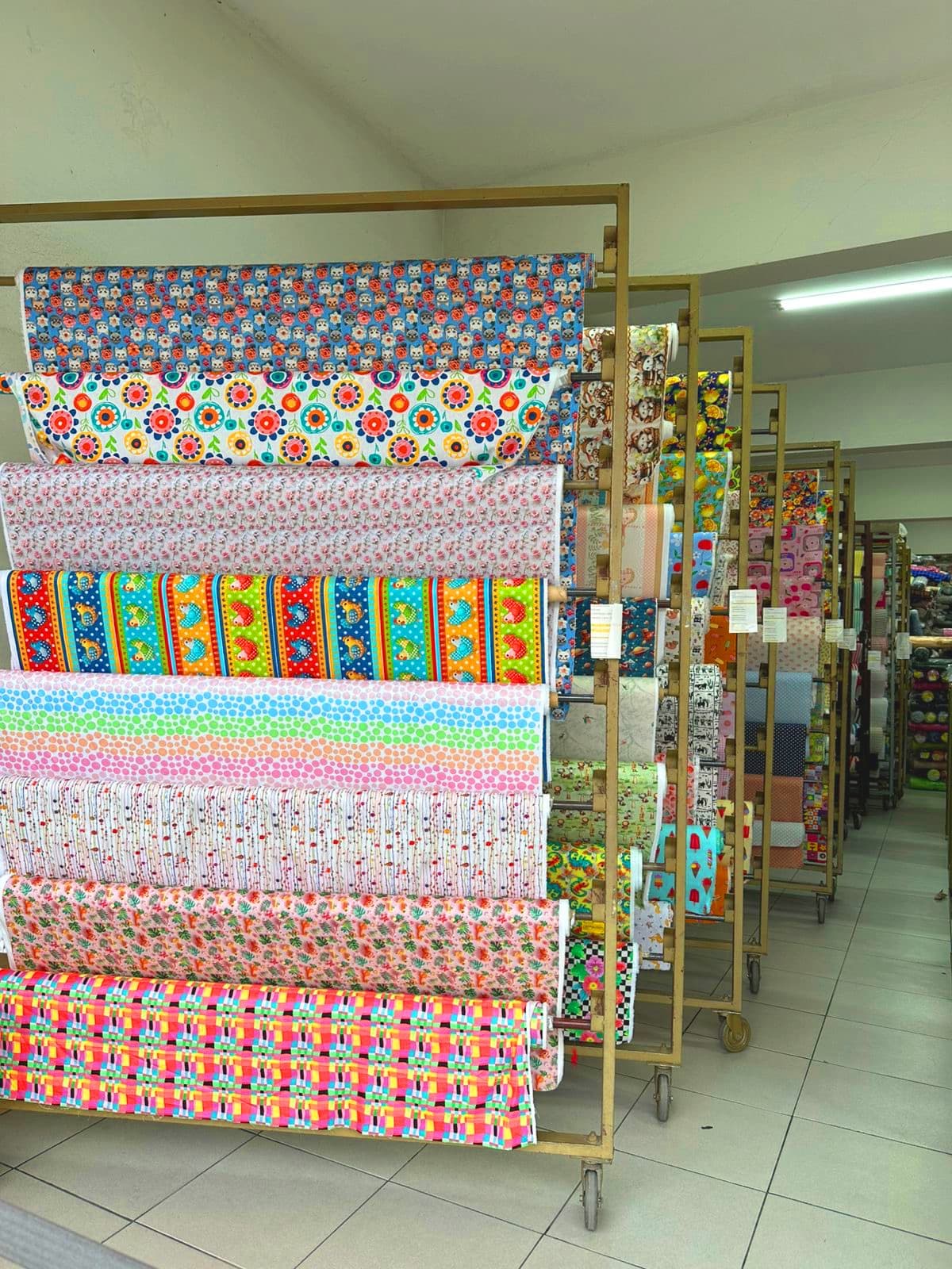 Racks de tecidos estampados no salão da Tecil